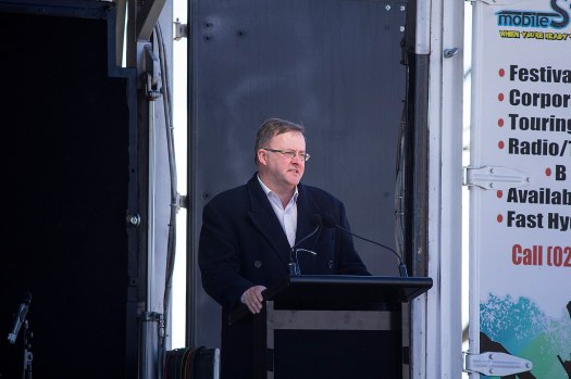 1600px-Minister_for_Infrastructure_and_Transport,_Anthony_Albanese_speech_at_the_Holbrook_bypass_open_day.jpg